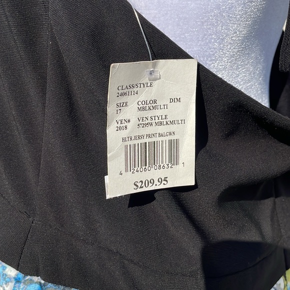 Gorgeous Halter Gown by Blondie Nites - Picture 4 of 17